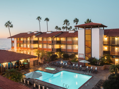 拉霍亚海岸酒店