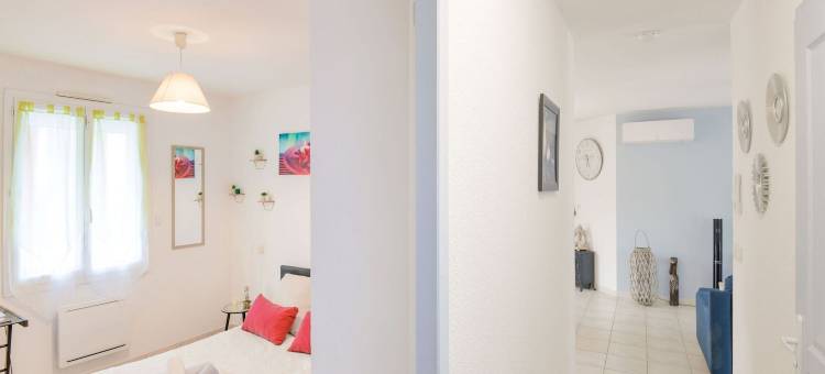 带游泳池的私人住宅禅室(Zen room in a private home with a swimming pool)图片