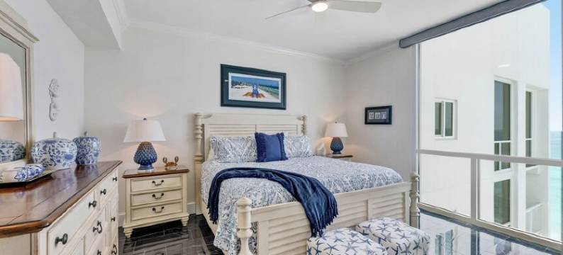 Stunning Shoreline Views and Luxurious Amenities - Exquisite Penthouse Escape图片