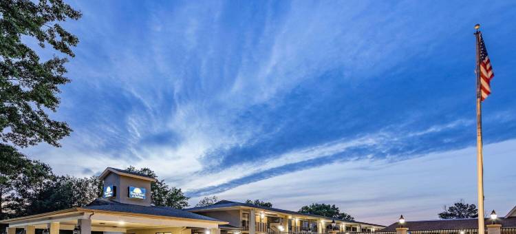 威廉斯堡克罗尼尔温德姆戴斯套房酒店(Days Inn & Suites by Wyndham Williamsburg Colonial)图片