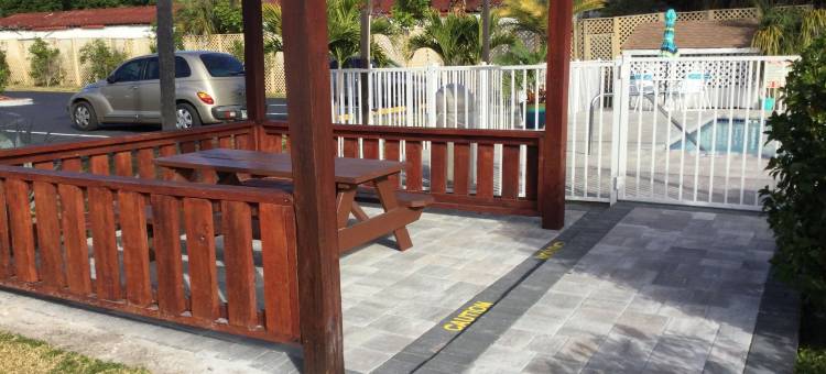 萨拉索塔速8酒店-近西耶斯特基(Super 8 by Wyndham Sarasota Near Siesta Key)图片