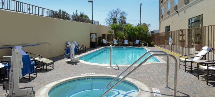 智选假日套房酒店帕萨迪纳的科罗拉多大道。(Holiday Inn Express & Suites Pasadena - Los Angeles)图片