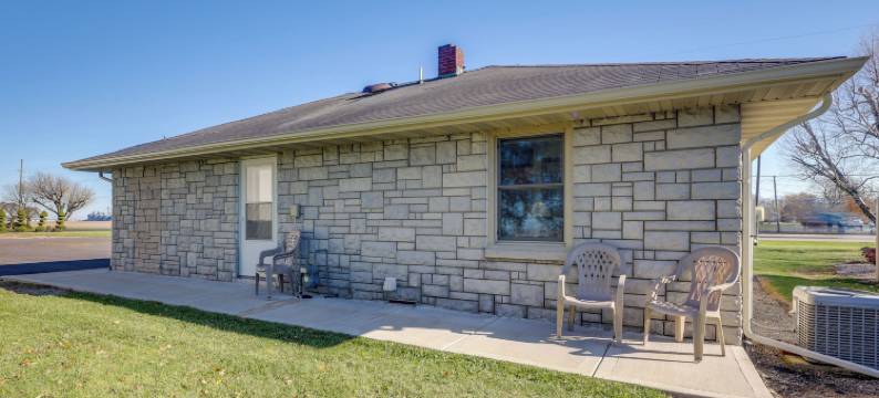 弗朗西斯维尔家庭度假屋，带私人露台和日落美景(Private Patios & Sunset Views: Francesville Home)图片