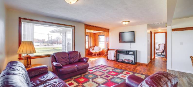 弗朗西斯维尔家庭度假屋，带私人露台和日落美景(Private Patios & Sunset Views: Francesville Home)图片