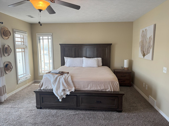 Spacious 3-bedroom Lake House property minutes away from Omaha