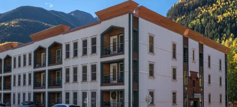 Top Floor Condo with Balcony Steps to Lifts & Main Street 2 Bedroom Condo by RedAwning图片