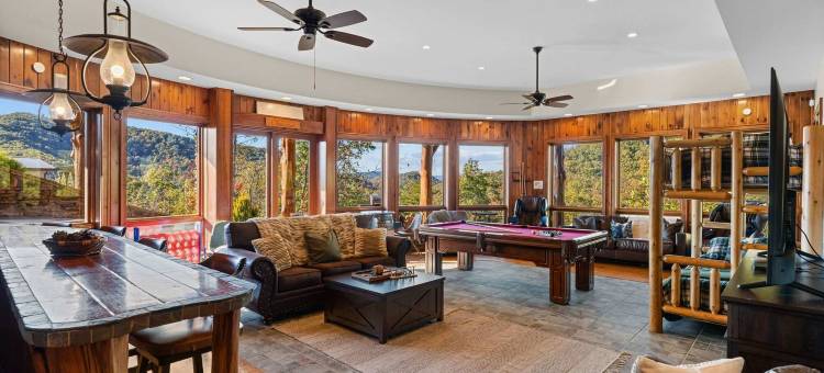 五卧四卫豪华小木屋，带热水浴缸、火坑和游戏室(5B/4B Luxe Cabin w/ Hot Tub, Firepit & Game Room)图片