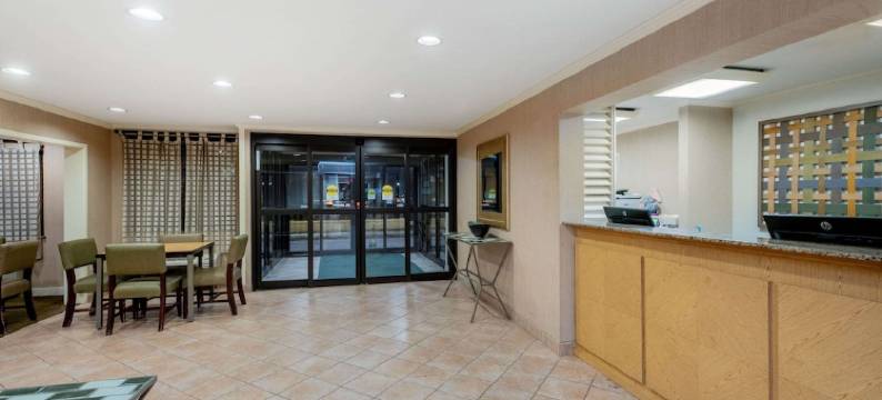 曼斯费尔德拉昆塔温德姆套房酒店(La Quinta Inn & Suites by Wyndham Mansfield Oh)图片