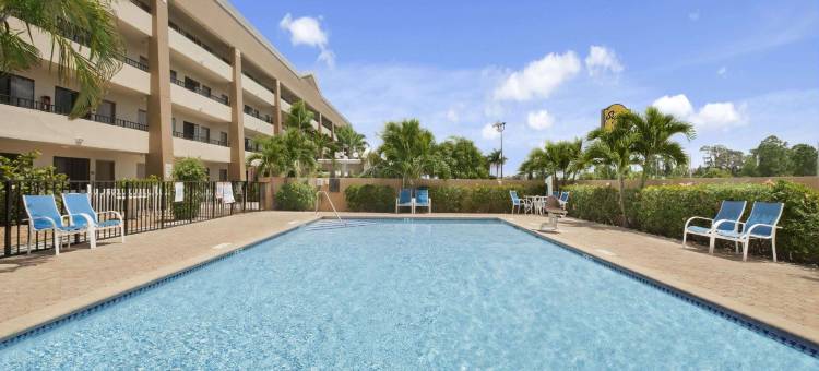 迈尔斯堡速8酒店(Super 8 by Wyndham Fort Myers)图片