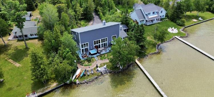 Contemporary Waterfront Home on North Lake Leelanau with Hot Tub and Dock图片