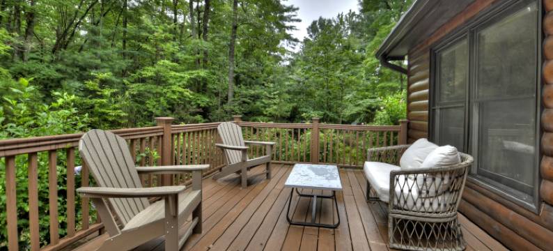 Hot Tub and Cozy Deck - Charming Log Cabin Retreat图片