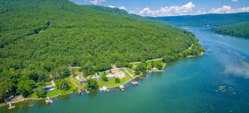 Tranquil Setting with Lake Views - Charming A-Frame Cottage图片