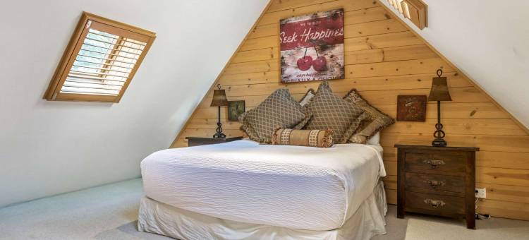 Private Deck with Hot Tub and Spacious Living Areas - Charming Duplex图片