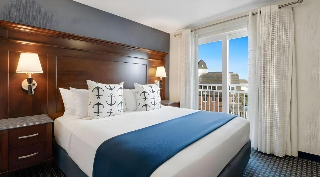 Newport Beach Hotel & SuitesOver view