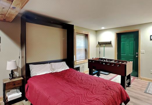 Bear Paws Hotel Overview