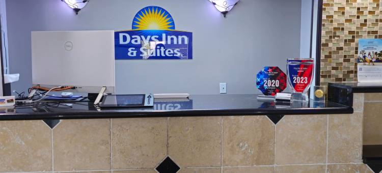 坦帕戴斯套房酒店-近依波城(Days Inn & Suites by Wyndham Tampa near Ybor City)图片