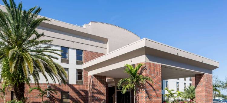 迈尔斯堡戴斯套房酒店-近捷蓝公园(Days Inn & Suites by Wyndham Fort Myers Near JetBlue Park)图片