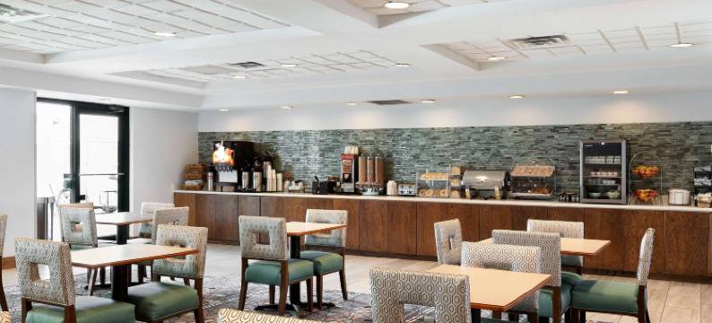 奥马哈机场市中心拉昆塔温德姆套房酒店(La Quinta Inn & Suites by Wyndham Omaha Airport Downtown)图片