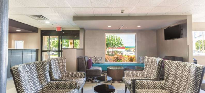杰克逊机场拉昆塔温德姆套房酒店(La Quinta Inn & Suites by Wyndham Jackson Airport)图片