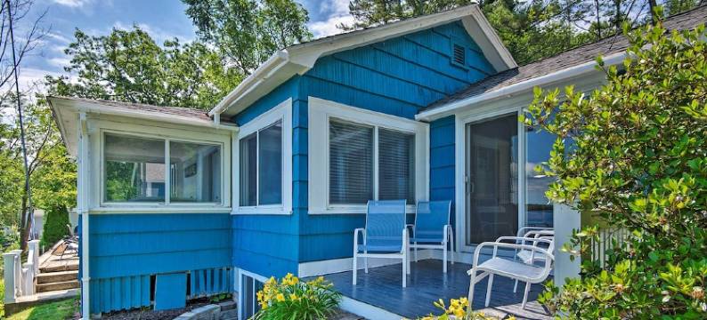 温尼普萨基湖畔的家，配有码头和景色！(Winnipesaukee Lakefront Home with Dock & Views!)图片