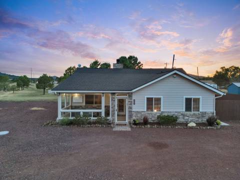 HOT TUB - WALK TO FOOD, POLAR EXPRESS, DOWNTOWN. CLOSE TO GRAND CANYON!! DOGS OK