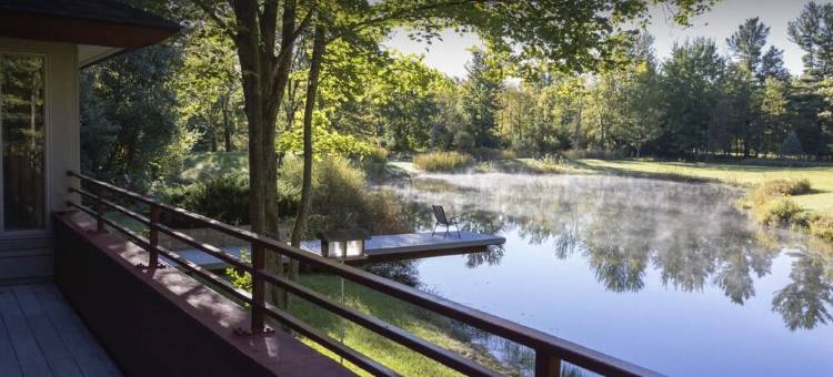 Mid-Century Modern Retreat on Private 10 Acres with 1-Acre Pond & Nature Trails.图片