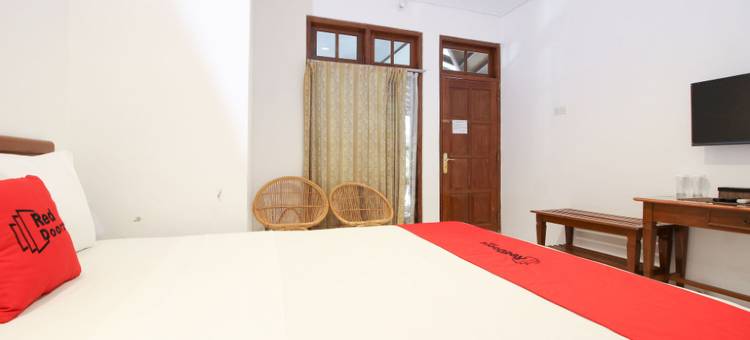 红多兹Plus酒店-近阿兰阿兰瑟拉丹2(RedDoorz Plus Near Alun Alun Selatan 2)图片