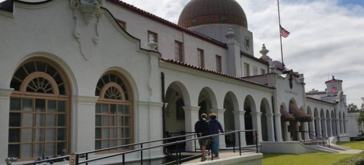 Stainless Appliances and Fenced Yard with Fire Pit - Elegant Modern Haven图片