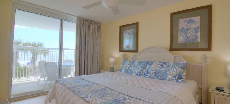 Private Balcony and Resort Amenities - Luxurious Coastal Escape图片