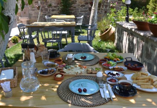 Lunaria Guest House Hotel Overview