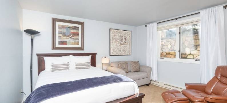 Riverside Dream! Quiet Spot w Deck, 5 Min Walk to Gondola & Main St, Condo图片