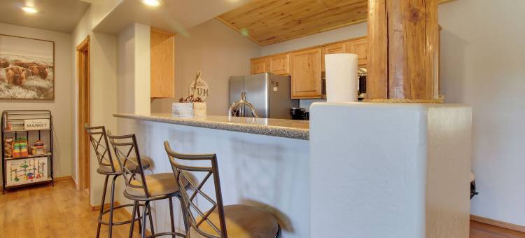 距锡特格雷夫斯16英里：欧弗加德小屋带门廊(Families Welcome! Overgaard Cabin w/ Playground)图片