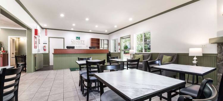 班布里治岛凯艺套房酒店(Quality Inn & Suites Bainbridge Island)图片