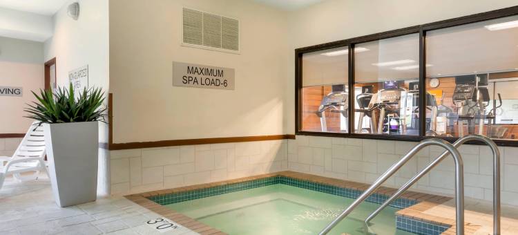 舒适套房酒店绿湾体育场区(Comfort Inn & Suites Green Bay Stadium Area)图片