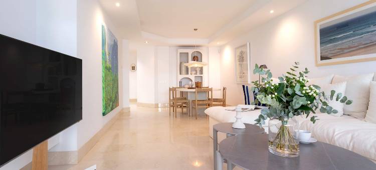 Bright apartment front of beach. Guadalmansa Beach图片