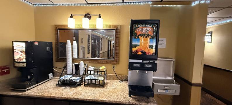 怀特沃特速8酒店(Fairview Inn & Suites Whitewater)图片