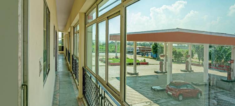 Spot on 74898 L R Palace图片