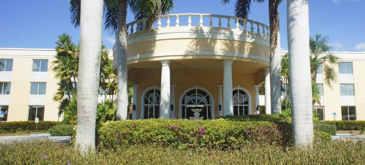 那不勒斯市区拉昆塔温德姆套房酒店(La Quinta Inn & Suites by Wyndham Naples Downtown)图片