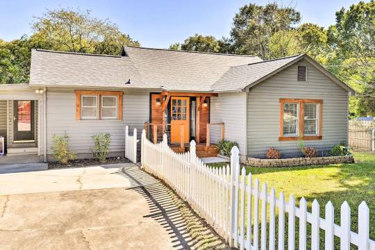 距离夏洛特市区14英里的时尚贝尔蒙特家园!(Sleek Belmont Home 14 Mi to Uptown Charlotte!)