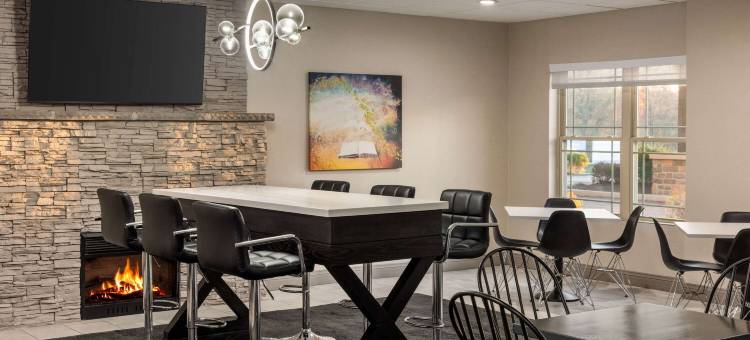 莱克乔治拉昆塔温德姆酒店套房(La Quinta Inn & Suites by Wyndham Lake George)图片