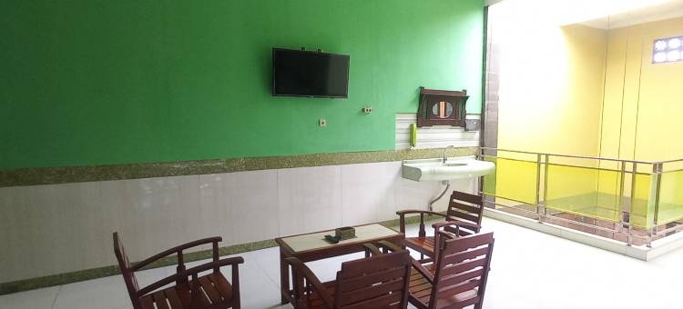 红门酒店-沙利亚靠近绕道克里安(RedDoorz Syariah Near Bypass Krian)图片