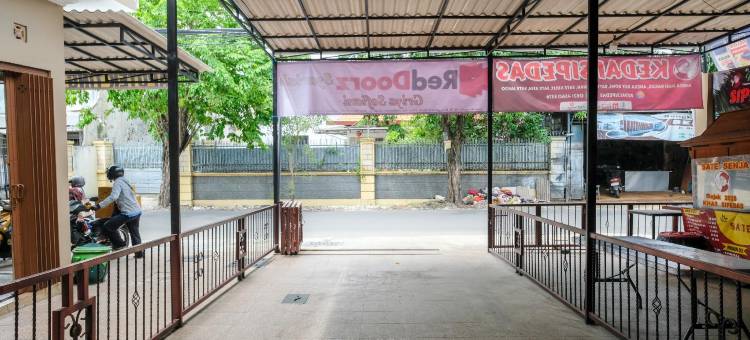 红门酒店清真-近古邦站2(RedDoorz Syariah near Stasiun Gubeng 2)图片