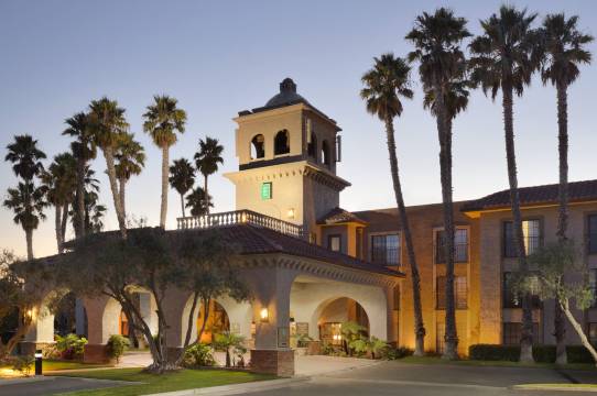 隆波克中海岸希尔顿安泊酒店(Embassy Suites by Hilton Lompoc Central Coast)