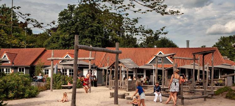 Bedafse Bergen的有露台的平房(Bungalow with a Terrace at Bedafse Bergen)图片