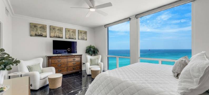 Stunning Shoreline Views and Luxurious Amenities - Exquisite Penthouse Escape图片