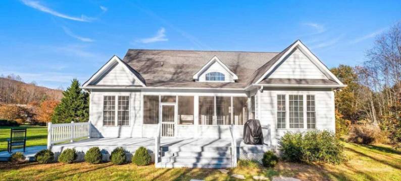 斯托尼克里克温特格林小屋带电动车充电器(Stoney Creek Cottage Wintergreen w EV Charger)图片