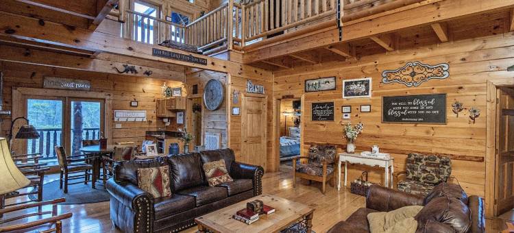 Ern854 - Wagon Wheel Lodge - Great Location! Close to All the Action! 9 Bedroom Cabin by RedAwning图片