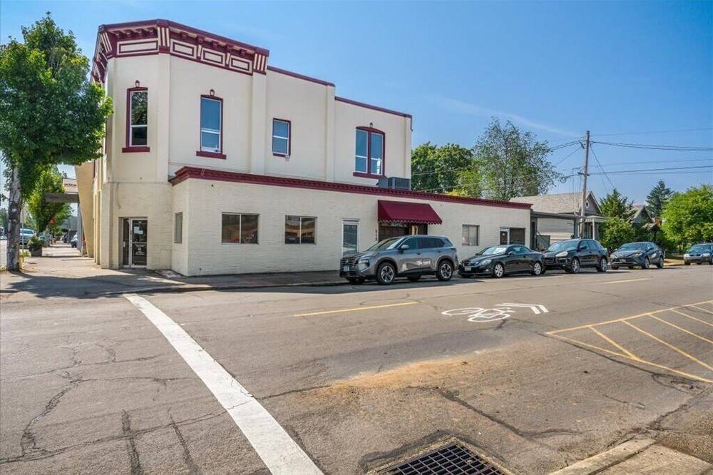 Entire 1888 Historic Loft – 3Br, 2.5BA Private Retreat in Downtown Newberg