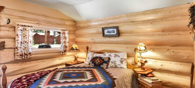 亚利桑那州北部简约历史风乡村度假垂钓原木小屋(Simple and Historic Fishing Log Cabin for a Rustic Retreat to Northern Arizona)图片