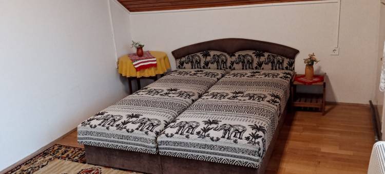 在Fonyód的一整栋带花园的度假房，可供2-10人使用(A Whole Holiday House with a Garden in Fonyód for 2-10 Persons)图片